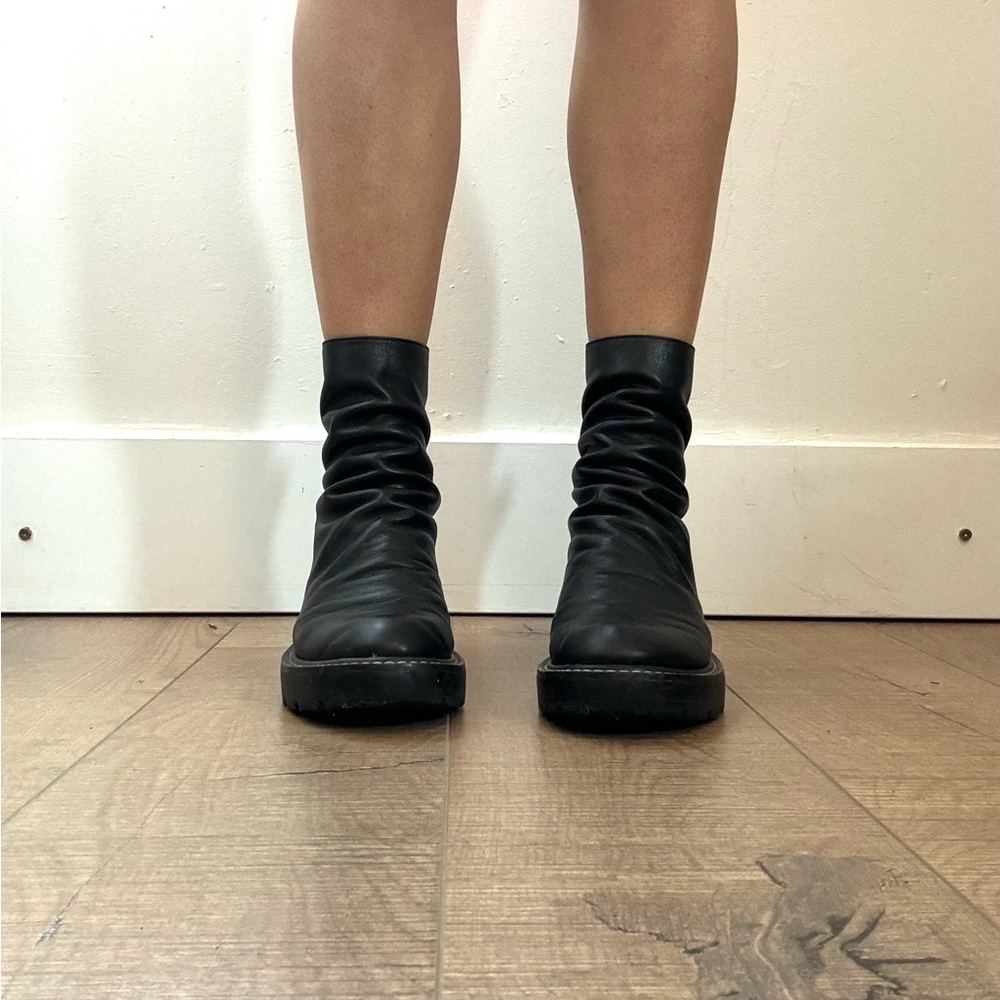 Looks like summer black leather boots.